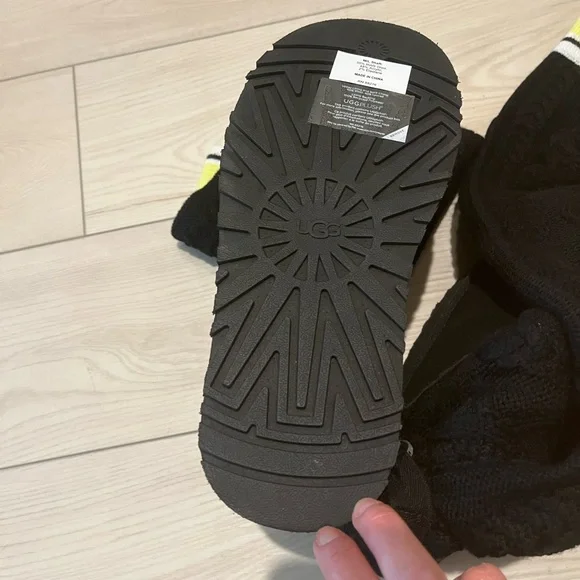 NWOT Ugg Platform Sweater Letter Boots - Size 9 - Picture 9 of 12